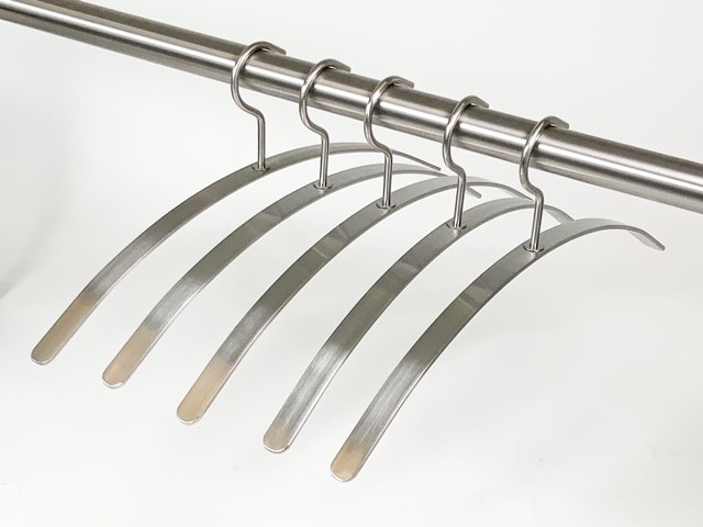Garderobestang uit RVS-INOX 304 van Metaalstore met bijpassende design kledinghangers.