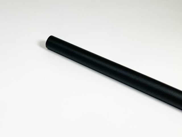 Bij Metaalstore koopt u een bijzondere buis RVS-INOX zwart fijnstructuur Ø33.7 mm. Deze buis heeft een poedercoating.