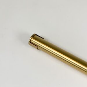 Garderobestang met een flens half open in hoogwaardig messing mat.