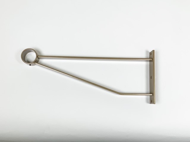 Garderobesteun RAL 1036 goud van Metaalstore. Hart buis op 30 cm. Kleding hangt los van de muur.