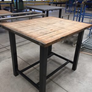 Metaalstore / HN Metaalbewerking verzorgt horeca inrichtingen op maat. Ook voor een bartafel kunt u bij ons terecht.