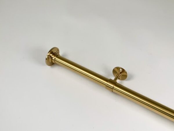 Garderobestang in messing mat met rozet en verlengde buissteun. U stelt uw messing mat garderobestang samen uit buis, rozetten en verlengde buissteun.