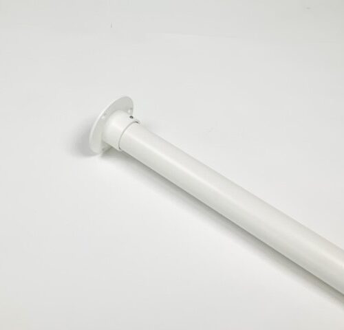 Garderobestang in wit. RAL 9010. Met rozet als bevestiging.