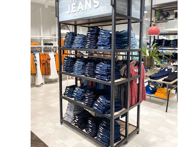 Stalen winkelrek waar kleding uitgestald is. Een greep van ons uitgebreid online assortiment van metaal.