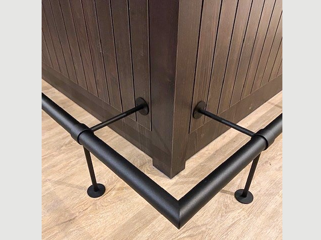 Dit is een voetsteun in de kleur RAL 9005 met mat zwart fijnstructuur. We hebben deze ook in andere kleuren. Een greep van ons uitgebreid online assortiment van metaal.