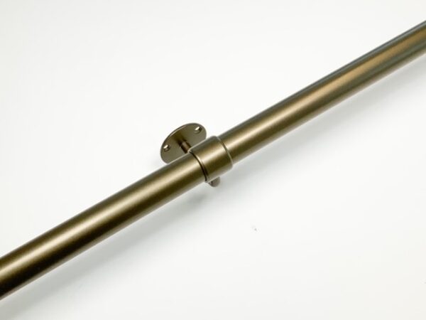 De trapleuning met diameter 32 mm van Metaalstore is er in zwart en in brons. Voor u op maat gemaakt.