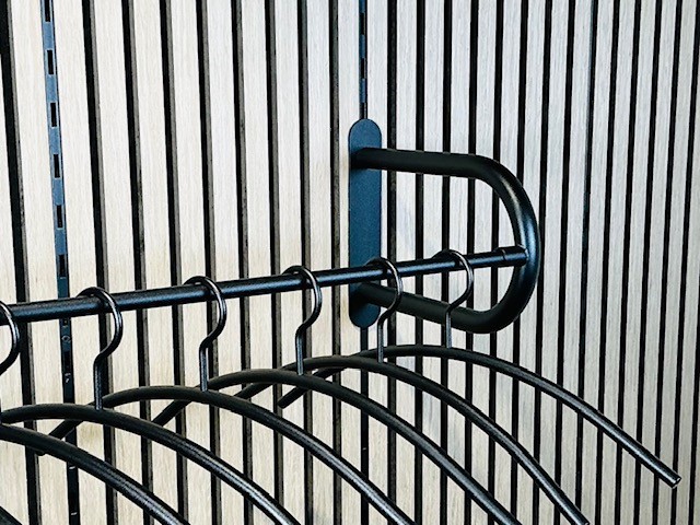 Wandpaneel kapstok. In het zicht is de kapstokbeugel rechts. Bij Metaalstore koopt u een stevige oplossing om een wandpaneel aan te kleden.