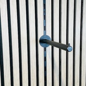 Uw wandpaneel wand functioneel aankleden? Dat kan bij Metaalstore. Bijvoorbeeld met de wandpaneel kledinghouder lang model.