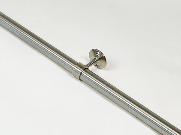 Afstandsteun in geborsteld RVS-INOX 304 open. Te gebruiken als tussensteun voor een handdoekrek of gordijnrail.
