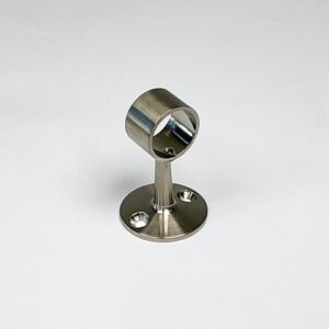 Afstandsteun in geborsteld RVS-INOX 304 open. Te gebruiken als tussensteun voor een handdoekrek of gordijnrail.