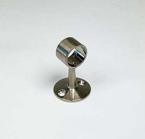 Afstandsteun in geborsteld RVS-INOX 304 open. Te gebruiken als tussensteun voor een handdoekrek of gordijnrail.