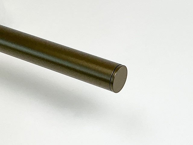 Vooraanzicht buis gemonteerd met eindkap in brons. De buis heeft een buisdiameter van 35 mm. Te gebruiken als voetrail en garderobestang extra sterk.