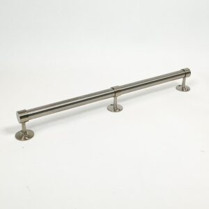 Handdoekrek RVS-INOX 304. Buis is 25 mm. Afstandsteunen komen 5 cm tot hart buis uit de wand. Afstandsteunen in open en gesloten varianten.