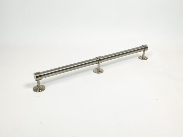 Handdoekrek RVS-INOX 304. Buis is 25 mm. Afstandsteunen komen 5 cm tot hart buis uit de wand. Afstandsteunen in open en gesloten varianten.