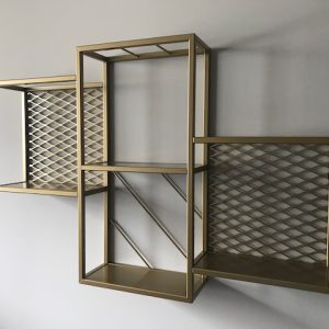 Design wandmeubel, klein model, in RAL 1036 goud